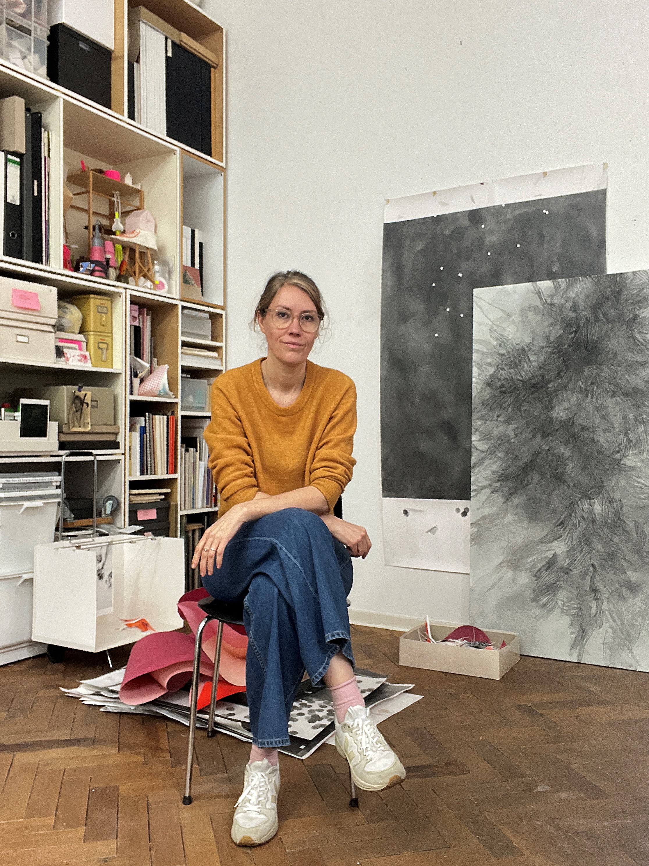 Ilka Helmig in ihrem Atelier in Köln, 2024, Foto: Johannes Bergerhausen